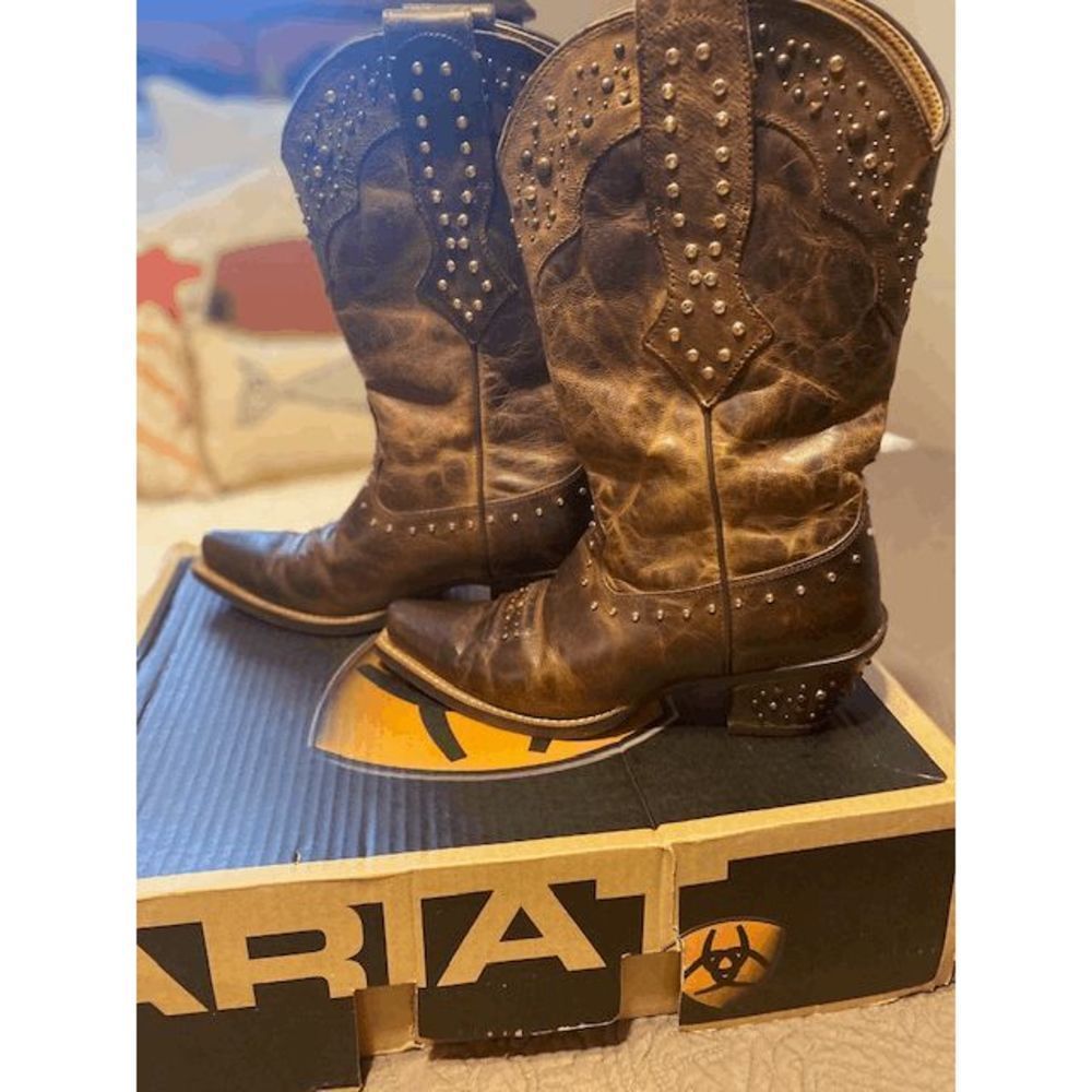 Ariat Rhinestone Cowgirl Boots size 6